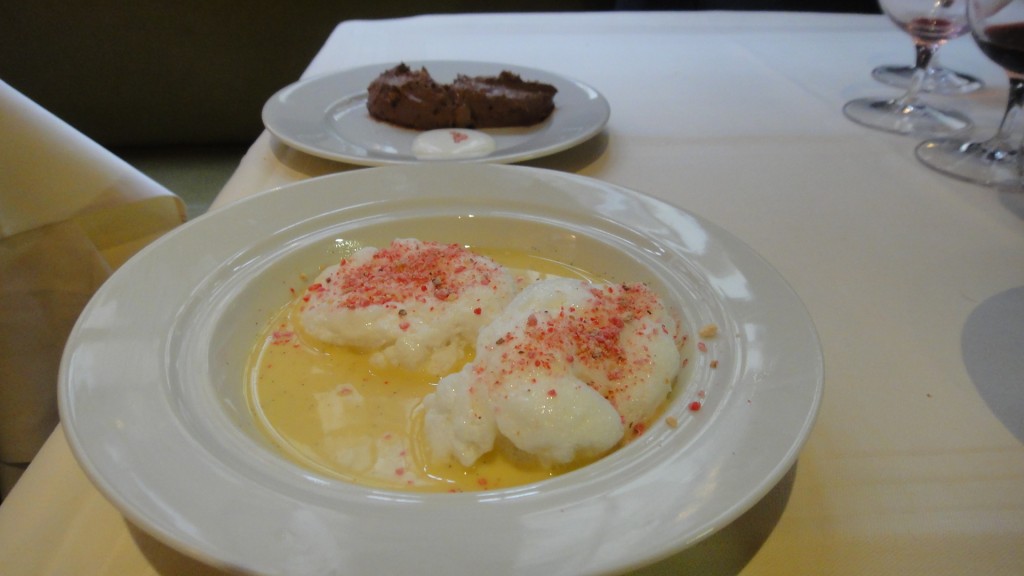 Oeuf en neige et mousse chocolat Oeufs en neige et mousse au chocolat © GP