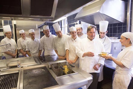 G-P Baumann et la cuisine © Maurice Rougemont