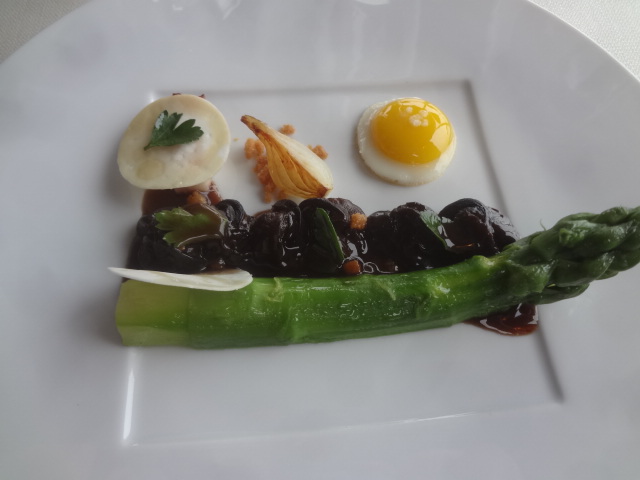 Asperges et escargots sauce meurette © GP
