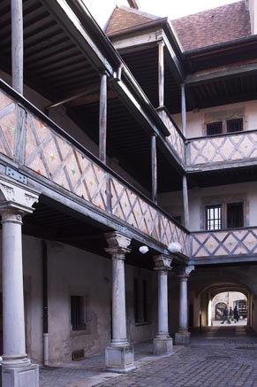 La cour © Maurice Rougemont