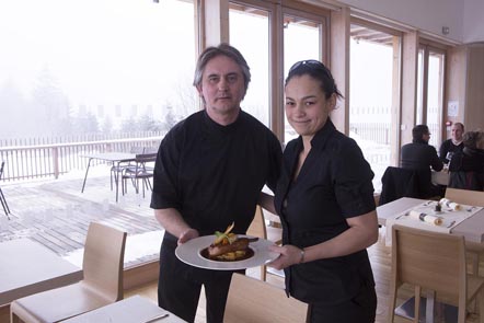 Christophe Carel et la serveuse © Maurice Rougemont
