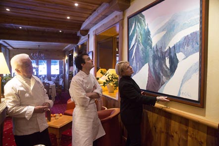Devant une toile de Muhl © Maurice Rougemont