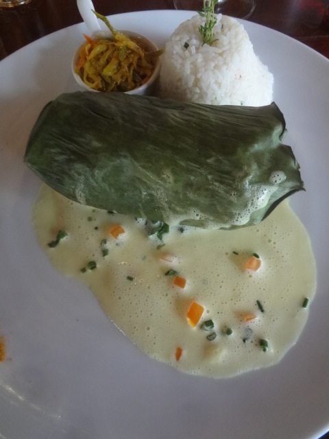 Poisson poché en feuille de bananier © GP