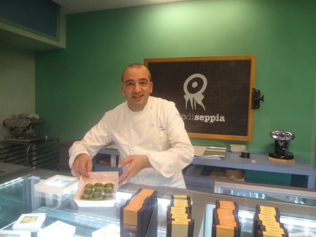 Pino Cuttaia dans sa boutique © GP