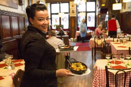 Sonia au service © Maurice Rougemont
