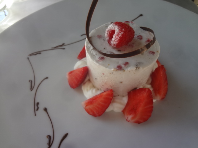 Nougat glacé aux éclats de framboise © GP