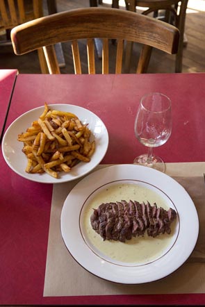 Rumsteak à la planche avec frites © Maurice Rougemont