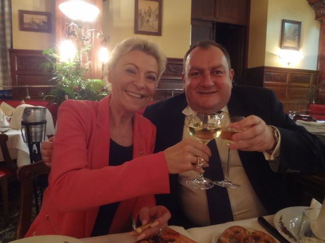 Manou Massenez et Pascal Brun trinquant au riesling © GP