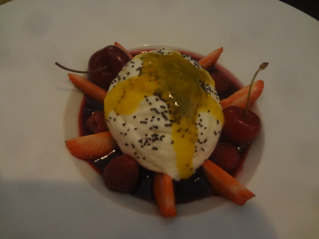 Soupe de fruits rouges, oeuf en neige au pavot © GP