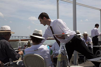 Le service © Maurice Rougemont