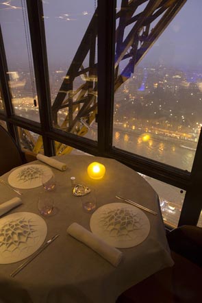 Une table au Jules Verne © Maurice Rougemont