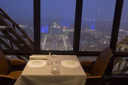Une autre table au Jules Verne © Maurice Rougemont