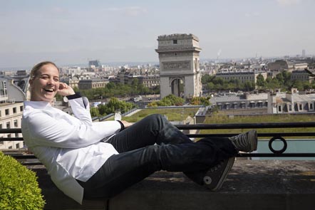 Amandine Chaignot en terrasse © Maurice Rougemont