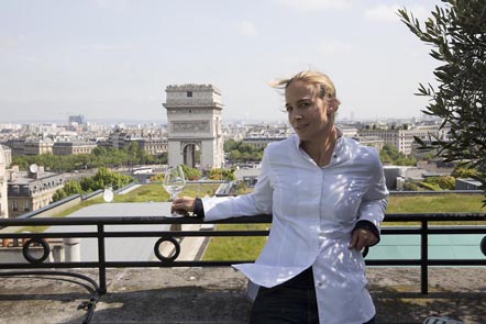 Amandine et l'Arc de Triomphe © Maurice Rougemont