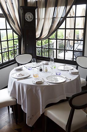 Une table © Maurice Rougemont
