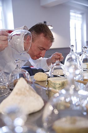 Laurent Trochain avec ses fromages © Maurice Rougemont