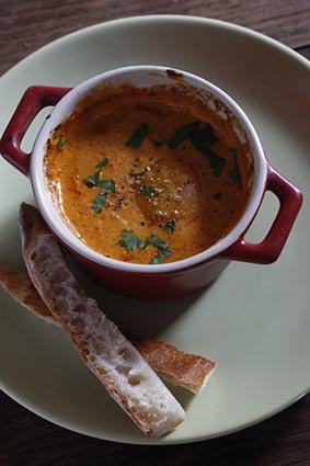 Oeuf cocotte à la crème de crustacés © Maurice Rougemont