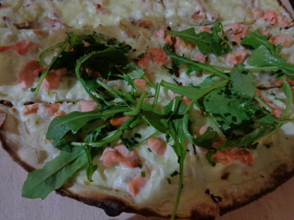 Tarte flambée saumon roquette © GP