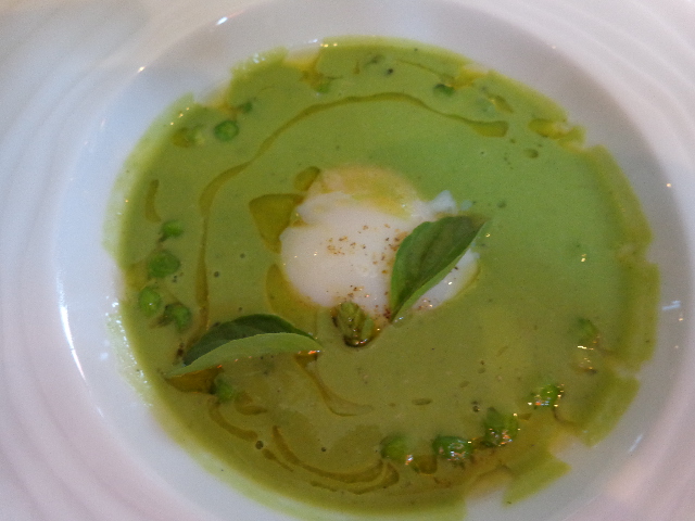 Oeuf poule au velouté de petits pois © GP