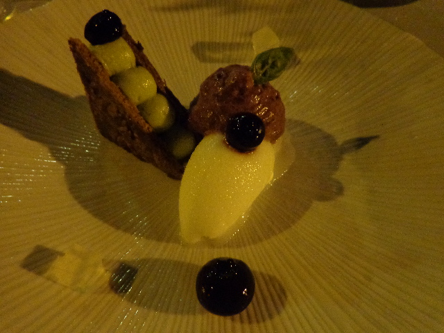 Feuilleté basilic, mousse myrtille, glace saké © GP