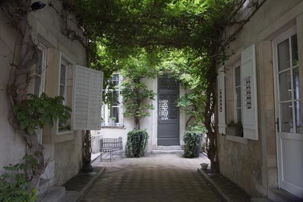 La cour d'entrée © Maurice Rougemont