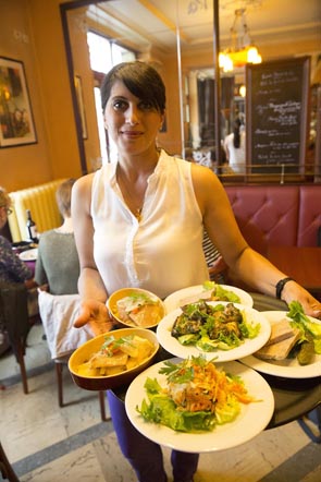 Emma au service © Maurice Rougemont