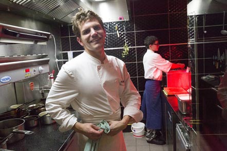 Charles en cuisine © Maurice Rougemont