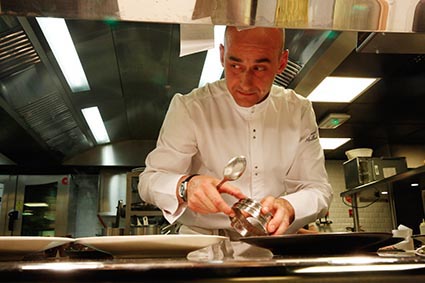 Vincent Maillard en cuisine © Maurice Rougemont Vincent Maillard en cuisine © Maurice Rougemont