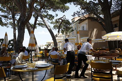 Le service © Maurice Rougemont