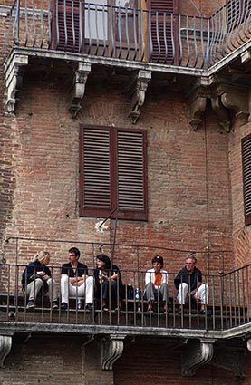 Jeunes gens au balcon © Maurice Rougemont