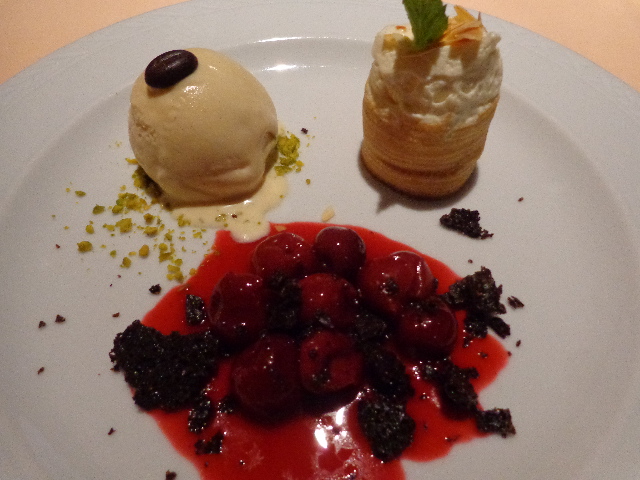 Glace café, mousse chocolat blanc, griottes © GP