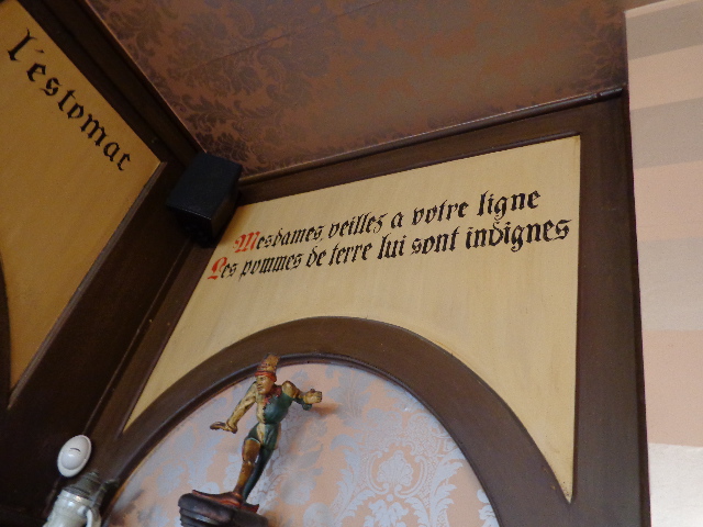 Proverbes dans une salle © GP