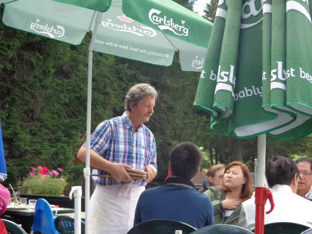 Jean-Paul Sprenger et des clients © GP