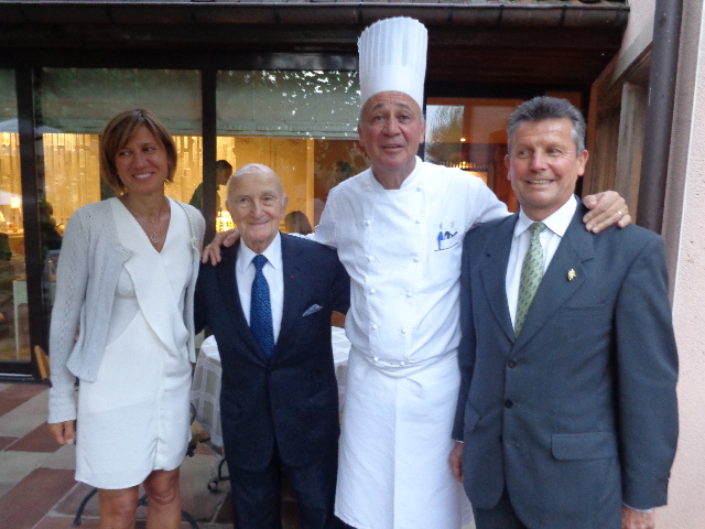 Isabelle, Jean-Pierre et Marc Haeberlin avec Serge Dubs © GP