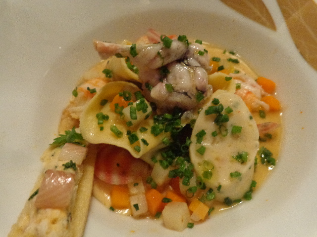 Royale d'écrevisses , ravioles d'escargots et grenouilles © GP