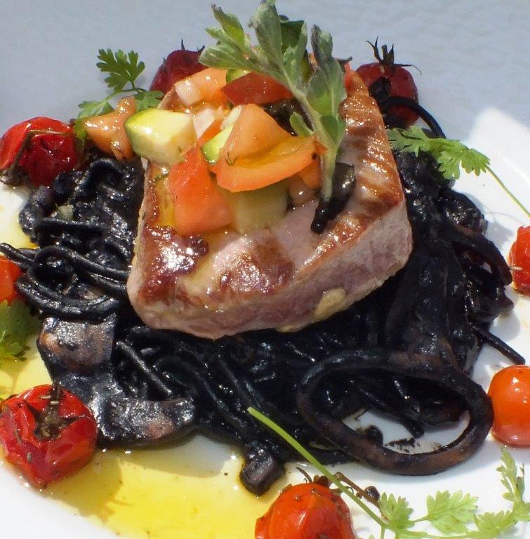 Mi-cuit de Thon et spaghetti à l'encre de seiche et calamars