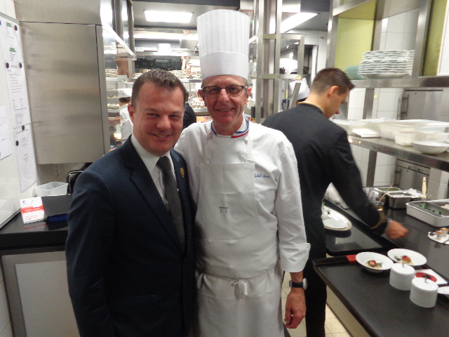En cuisine, avec le sommelier et Michel Nave © GP