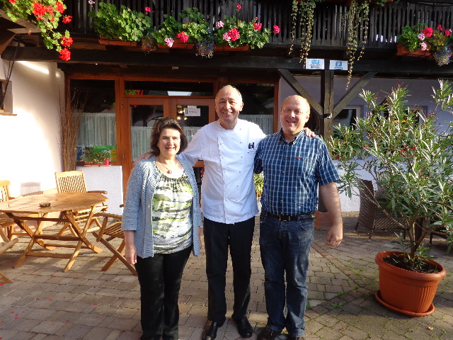 Clarisse et Denis Muller, entourant leur voisin Marc Haberlin © GP