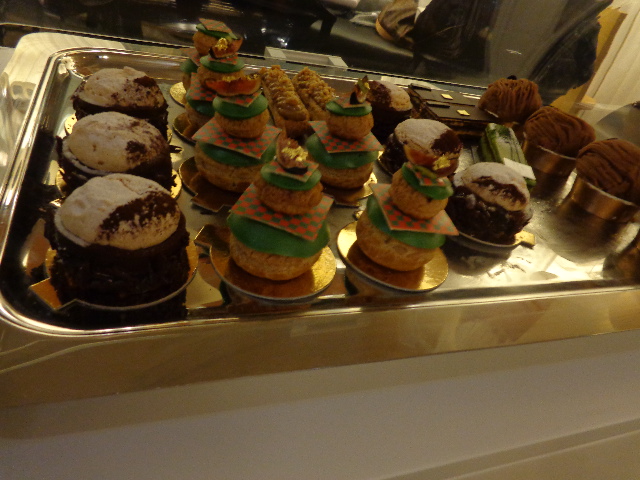Chariot de pâtisseries © GP