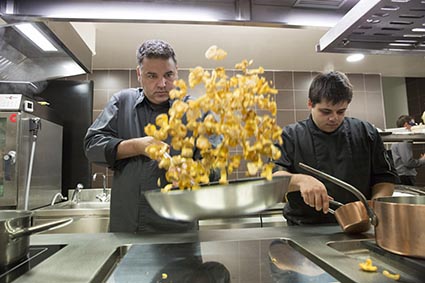 En cuisine © Maurice Rougemont