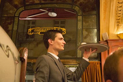 Le service © Maurice Rougemont