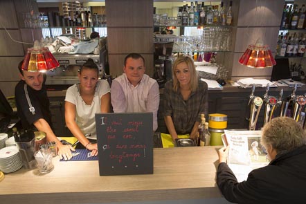 L'équipe au comptoir © Maurice Rougemont