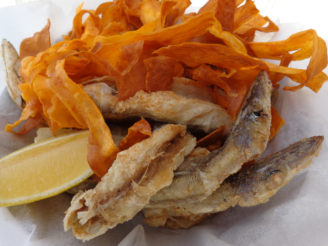 Rougets et chips de patate douce © GP