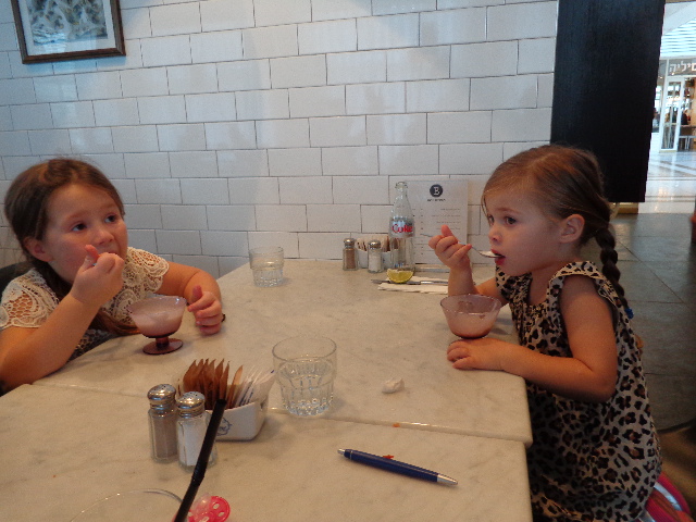 Les enfants adorent les glaces chez Brown © GP