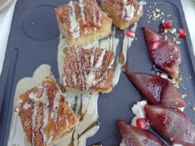 Gâteaux au sésame, poire aux épices © GP