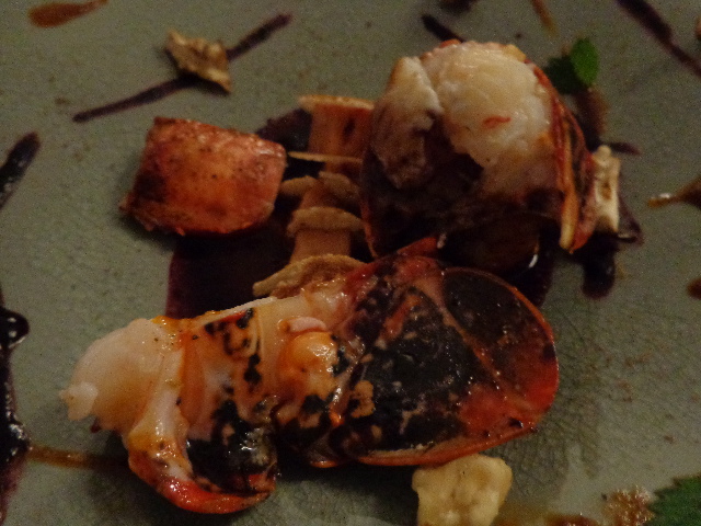 Homard cuit en feuilles de mûrier ,© GP