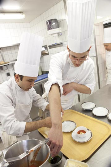 Au travail en cuisine © Maurice Rougemont