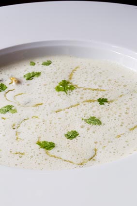 Soupe de moules à la fève de Tonka © Maurice Rougemont