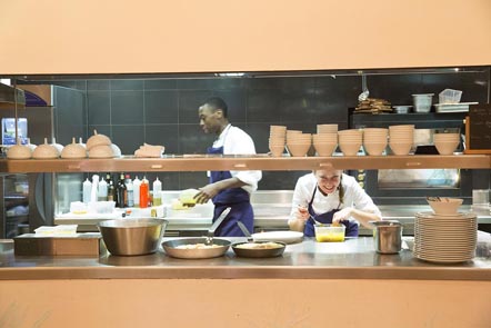 En cuisine © Maurice Rougemont