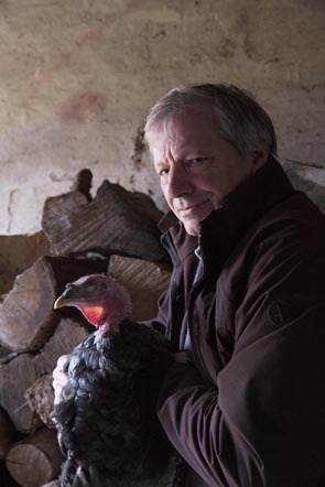 Julien Saint-Maxent et une dinde © Maurice Rougemont